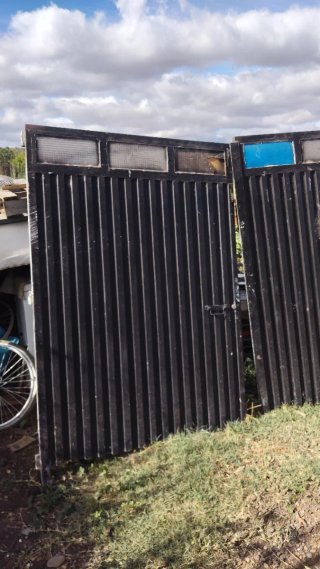 Puerta de hierro doble