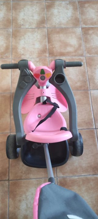 Triciclo infantil rosa con manillar