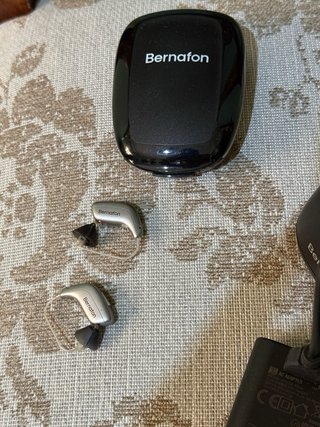Cargador y Audifonos Bernafon