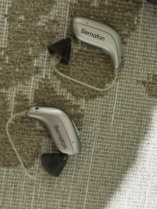 Cargador y Audifonos Bernafon