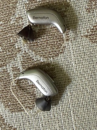 Cargador y Audifonos Bernafon
