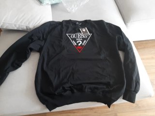 Sudadera Guess Negra Logo Triángulo