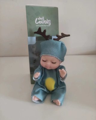 Bambolina con cappello con orecchie