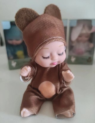 Bambolina con cappello con orecchie