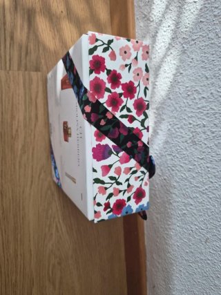 Estuche del perfume Carolina Herrera