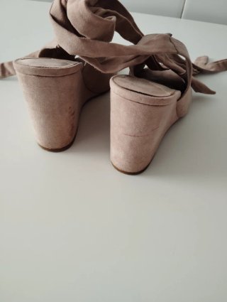 Sandalias Nude Tiras Cruzadas.