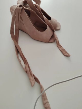 Sandalias Nude Tiras Cruzadas.
