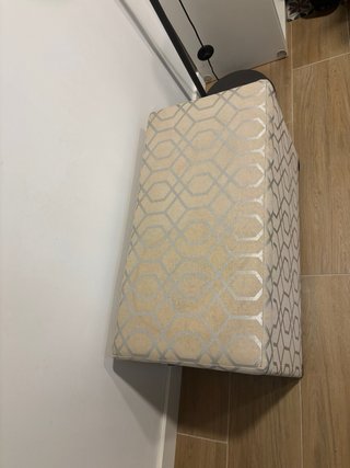 Baúl de tela beige y plata