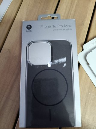 Apple Funda Beats con MagSafe para el iPhone 16 Pro Max - Negro noche
