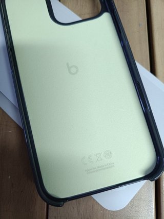 Apple Funda Beats con MagSafe para el iPhone 16 Pro Max - Negro noche