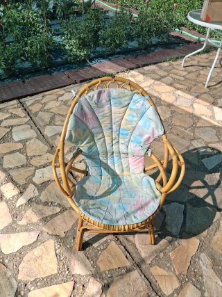 Silla de mimbre con cojín estampado