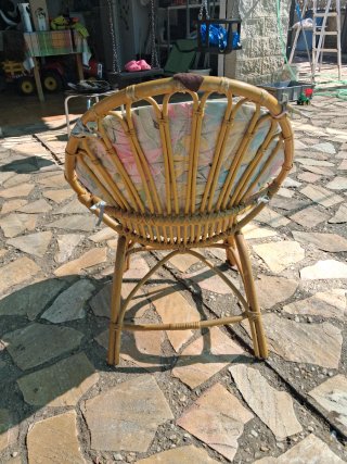 Silla de mimbre con cojín estampado