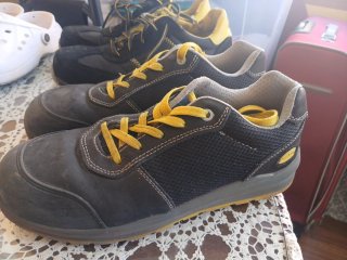 Zapatos de seguridad negros y amarillos