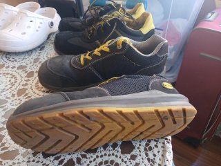 Zapatos de seguridad negros y amarillos