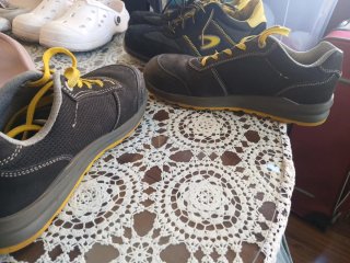 Zapatos de seguridad negros y amarillos