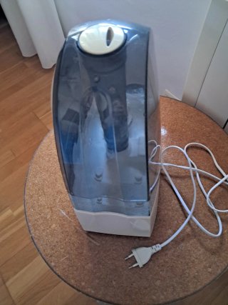 Humidificador ARTROM blanco y transparente