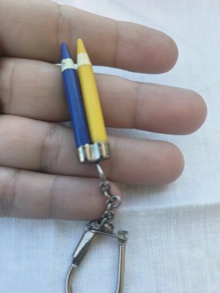 Portachiavi con 2 matite colorate blu e giallo