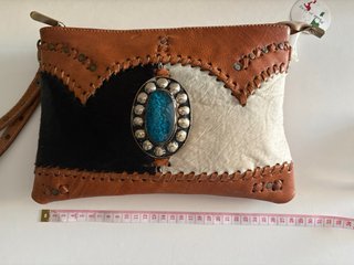 Pochette de cuero con bandolera removible 28x20 cm