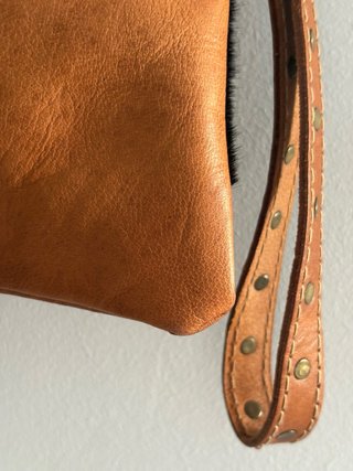 Pochette de cuero con bandolera removible 28x20 cm