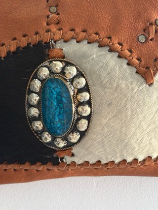 Pochette de cuero con bandolera removible 28x20 cm
