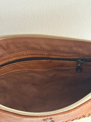 Pochette de cuero con bandolera removible 28x20 cm