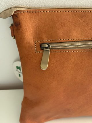 Pochette de cuero con bandolera removible 28x20 cm