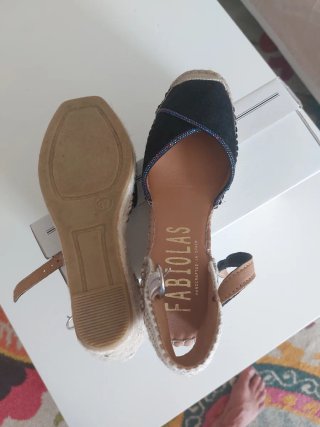 Cuñas Fabiolas negras y beige nuevas