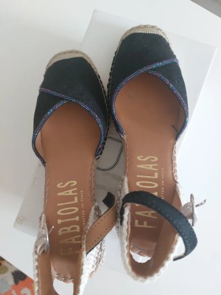 Cuñas Fabiolas negras y beige nuevas