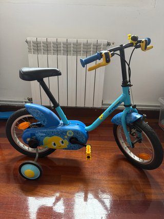 Bicicleta infantil azul con ruedines