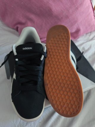 Zapatillas Adidas Negras y Blancas N 40