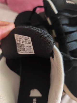 Zapatillas Adidas Negras y Blancas N 40