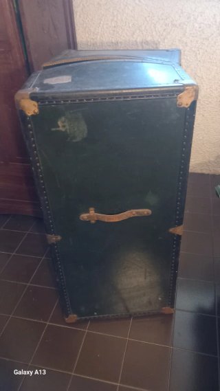 Baule vintage in metallo e legno