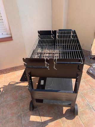 Barbacoa con funda gris