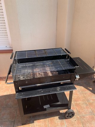 Barbacoa con funda gris