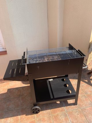Barbacoa con funda gris