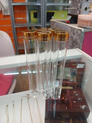 Envases de vidrio con tapa dorada