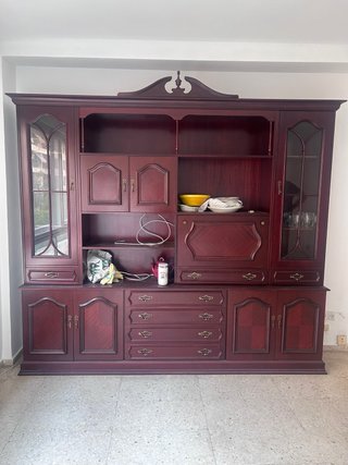 Mueble de salón de madera con detalles dorados