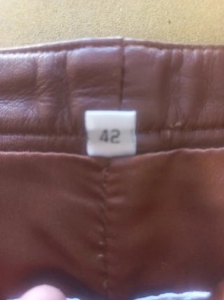 Pantalón de piel marrón