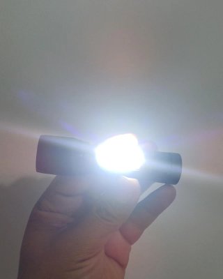 Linterna Táctica LED con COB y Cable USB