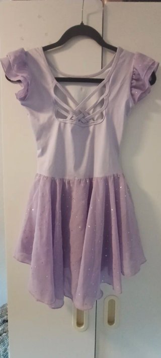 Vestido de ballet morado con brillos