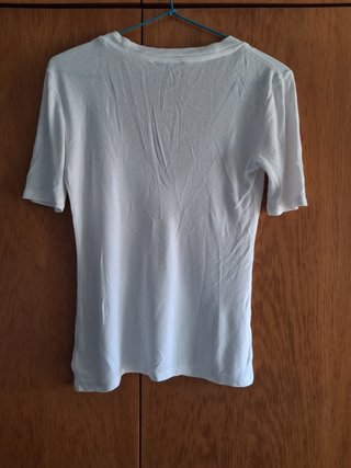 Camiseta manga corta Zara blanca y escote en pico