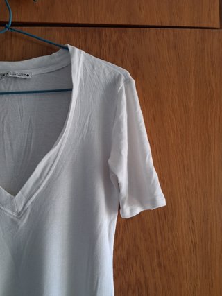 Camiseta manga corta Zara blanca y escote en pico