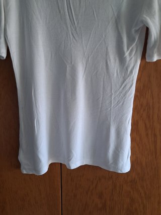 Camiseta manga corta Zara blanca y escote en pico