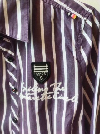 Camisa Gaastra estilo náutico rayas moradas