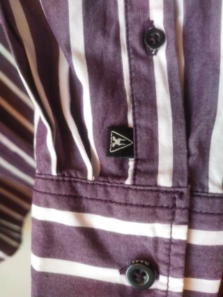 Camisa Gaastra estilo náutico rayas moradas