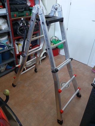 Escalera aluminio plegable.