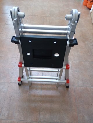 Escalera aluminio plegable.