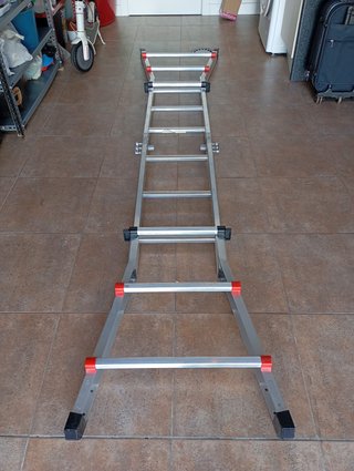 Escalera aluminio plegable.