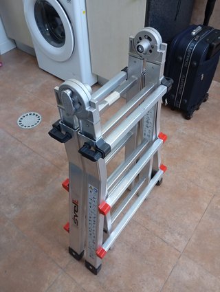 Escalera aluminio plegable.