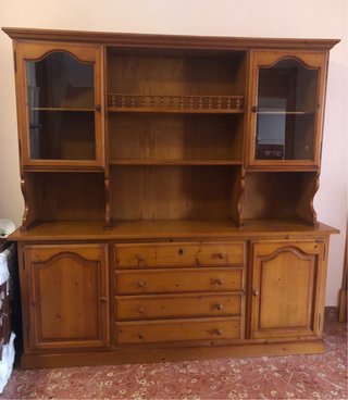 Alacena de madera con vitrinas